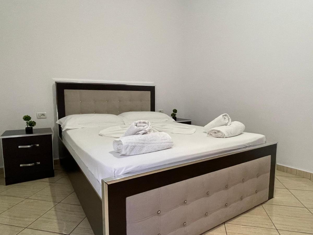 Villa Xhevdet Sarande Luaran gambar