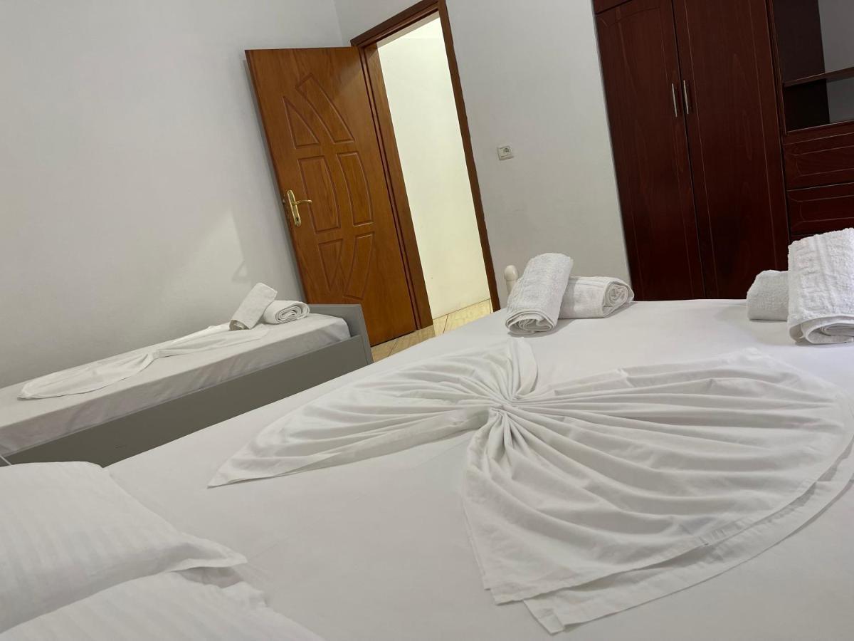 Villa Xhevdet Sarande Luaran gambar